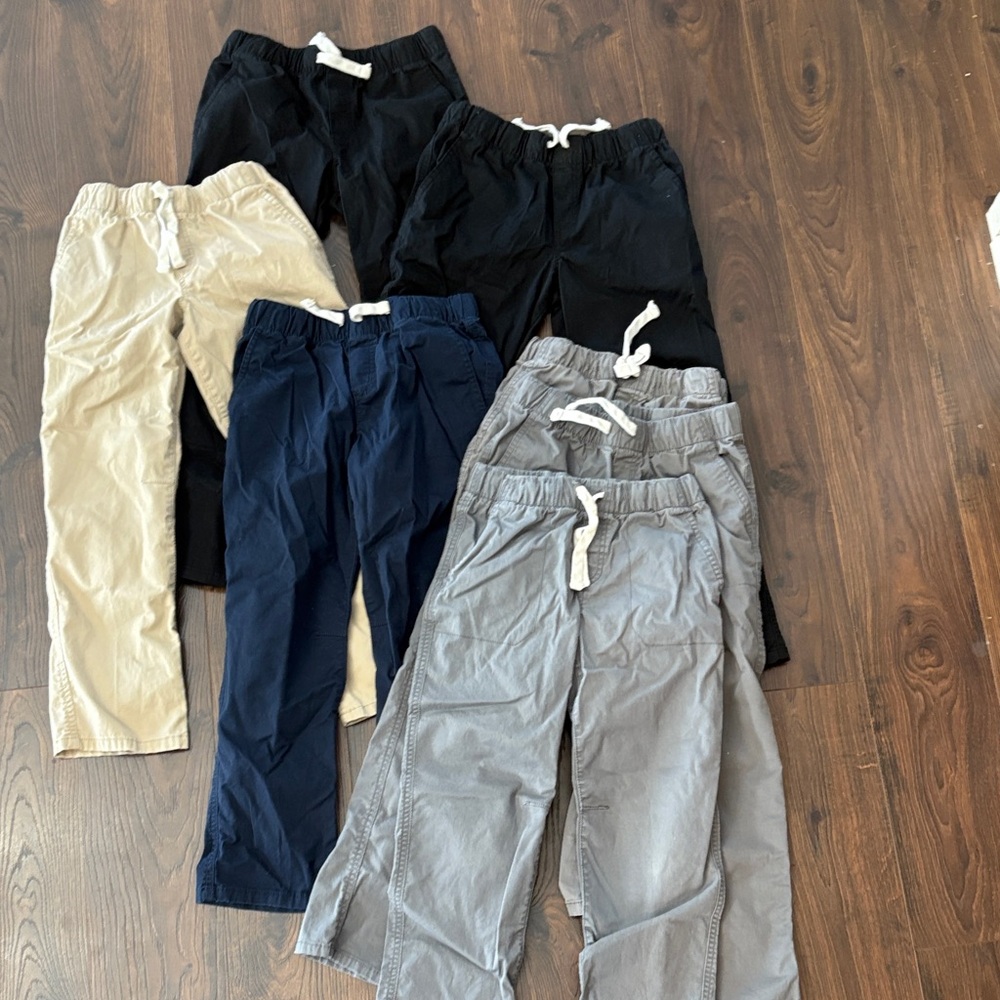 7 pairs of Cat and Jack boys pants. Size 8.